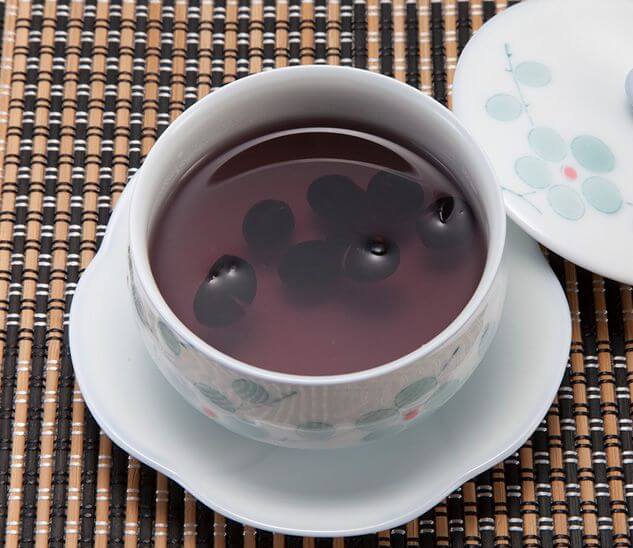 紫色に染まった黒豆茶